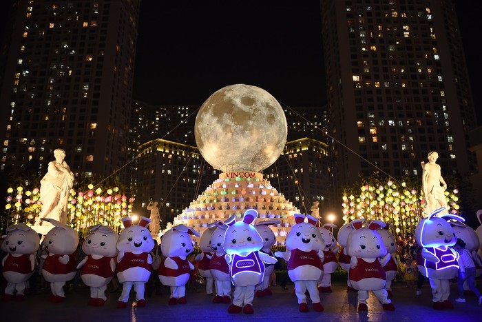 Hàng ngàn người hào hứng chiêm ngưỡng "Vạn thỏ ngắm siêu trăng" tại Royal City ảnh 9