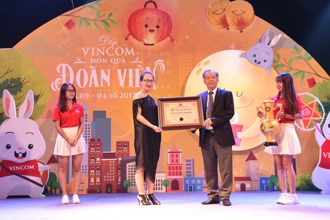 Trong đêm hội, đại diện Tổ chức Kỷ lục Việt Nam trao bằng xác nhận kỷ lục cho đại diện của Vincom Mega Mall Royal City. Với sự chuẩn bị kỳ công, &quot;Vạn thỏ ngắm siêu trăng&quot; đã đạt kỷ lục &quot;Đèn Mặt trăng lớn nhất Việt Nam&quot;.