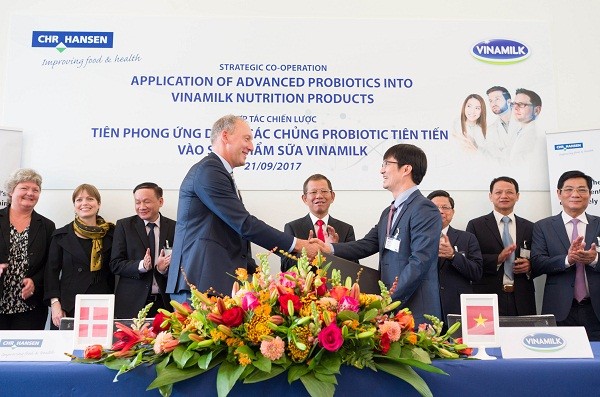 Ông Phan Minh Tiên, Giám đốc điều hành marketing Vinamilk và ông Lasse Nagell, Phó chủ tịch cấp cao Tập đoàn Chr.Hansen trao thỏa thuận hợp tác tại buổi lễ ký kết.