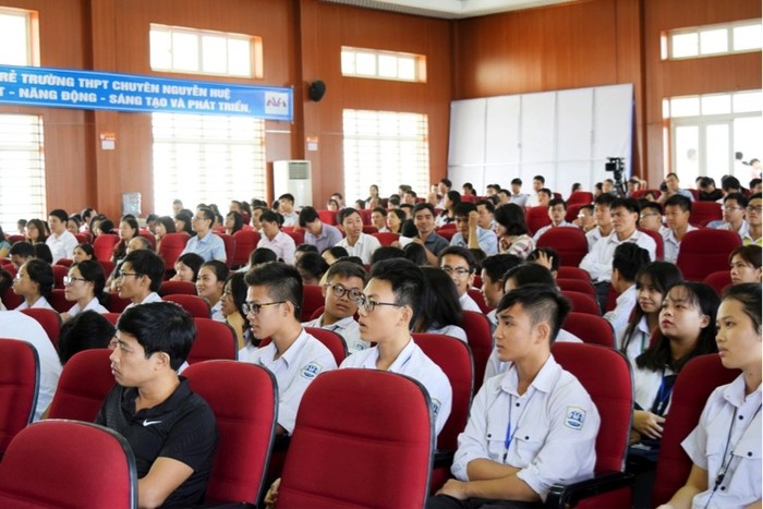 Đông đảo học sinh Trường Trung học phổ thông chuyên Nguyễn Huệ có mặt tại buổi lễ.