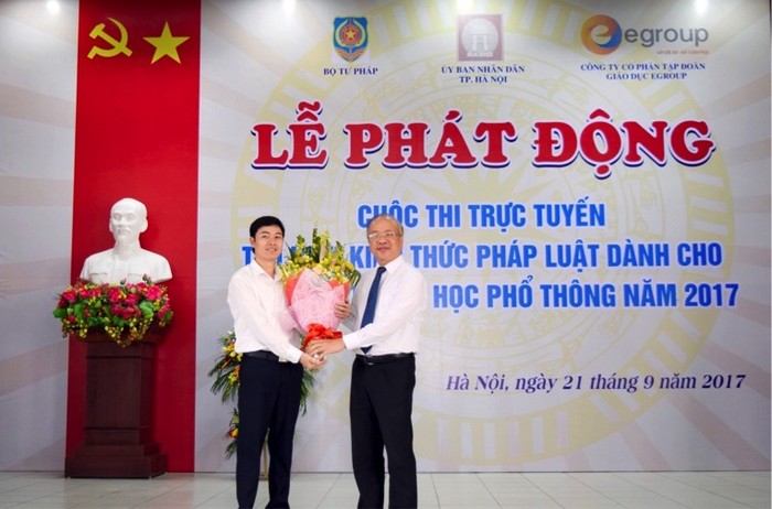 Thứ trưởng Bộ Tư pháp – ông Phan Chí Hiếu tặng hoa Đại diện Tập đoàn Giáo dục Egroup.