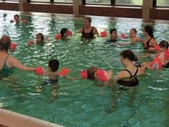 Điều trị tập bơi cho bé tàn tật ở vườn trẻ