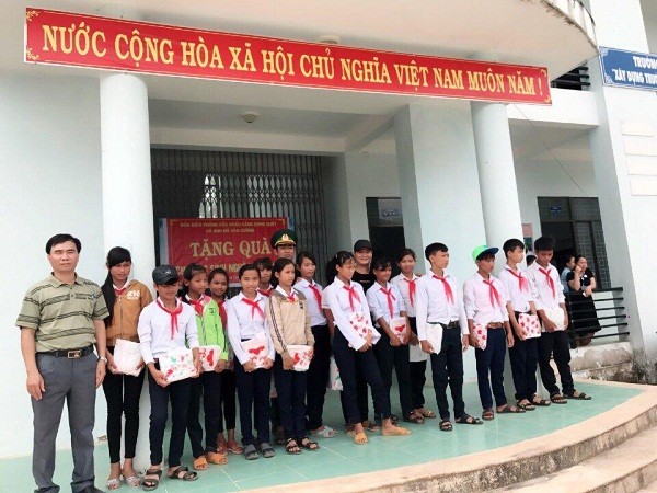 Thầy trò Trường Trung học phổ thông Huỳnh Thúc Kháng (Quảng Ngãi) đi tặng quà học sinh vùng cao.