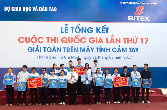 Ban tổ chức trao giải thưởng và huy chương cho các đội tuyển đạt giải tại cụm thi Thành phố Hồ Chí Minh năm 2017