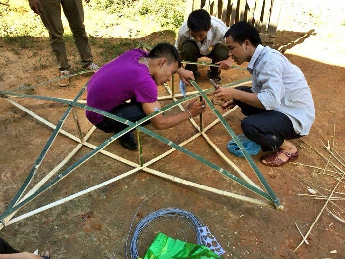Các thành viên Nhóm Thiện nguyện dành nhiều thời gian để làm chiếc đèn ông sao khủng chuẩn bị cho bữa tiệc Trung thu tại xã nghèo Tây Sơn, huyện Kỳ Sơn, tỉnh Nghệ An.