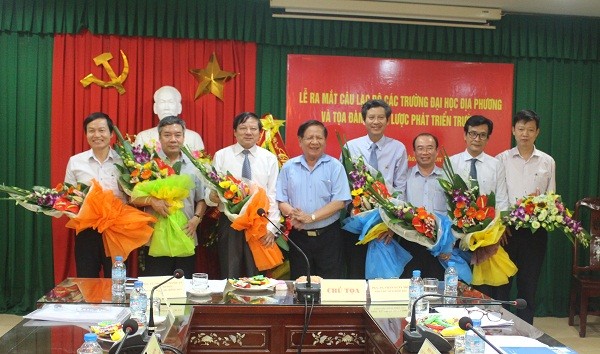 Phó Giáo sư, Tiến sĩ Trần Xuân Nhĩ – Phó Chủ tịch Hiệp hội các trường đại học, cao đẳng Việt Nam tặng hoa chúc mừng Ban chấp hành Câu lạc bộ các trường đại học địa phương, nhiệm kỳ 2017 - 2020