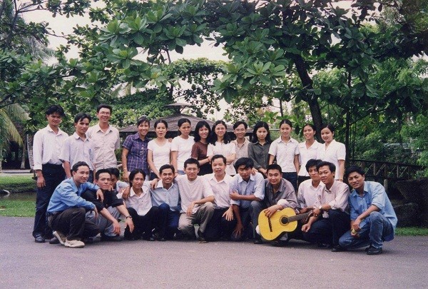 Anh Nguyễn Văn Phước cùng các bạn trẻ First News - Trí Việt lúc thành lập