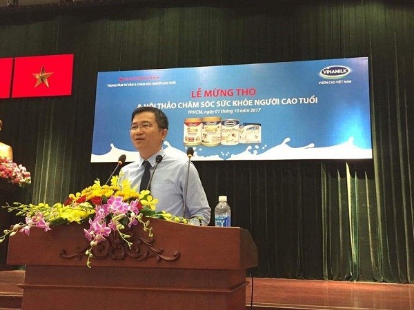 Ông Mai Thanh Việt – Giám đốc Marketing Ngành hàng Sữa Bột phát biểu tại lễ mừng thọ và hội thảo chăm sóc sức khỏe.