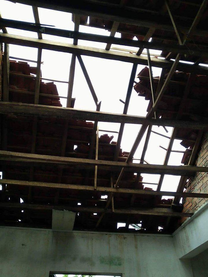 Nhà nội trú của cán bộ, giáo viên bị tốc mái, sập hoàn toàn bếp và công trình phụ