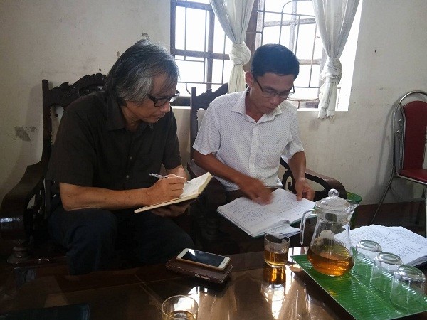 Tác giả trao đổi với đồng chí Phan Văn Thắm - Bí thư Đảng ủy xã Phù Lưu, huyện Lộc Hà, tỉnh Hà Tĩnh