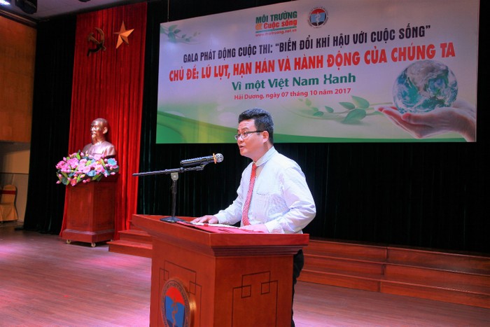 Tiến sĩ Trần Quang Cảnh - Phó hiệu trưởng trường Kỹ thuật Y tế Hải Dương phát biểu tại buổi gala