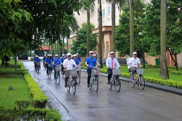 Các đại biểu và sinh viên trong trường cùng đạp xe diễu hành phát động tổ chức cuộc thi