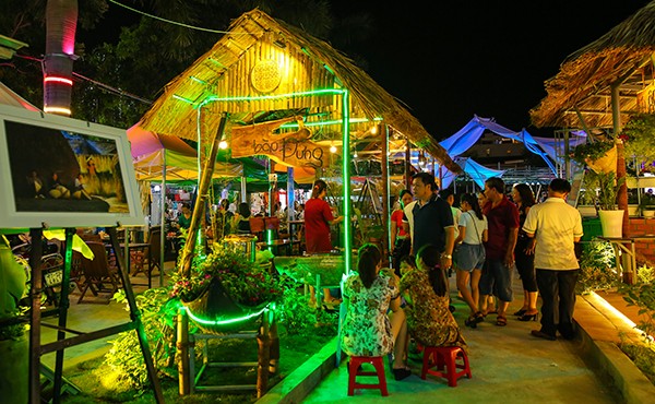 Các gian hàng ẩm thực từ các làng nghề truyền thống trong tỉnh
