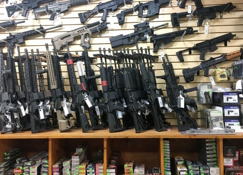 Một cửa hàng bán súng ở Mỹ (Ảnh: CNN)