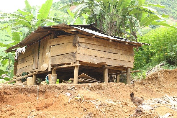 Ngôi nhà cũ bị vùi lấp hoàn trong đất nên nhiều hộ dân phải dựng nhà tạm bợ sinh sống