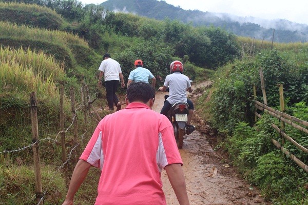 Trời mưa, đường đèo rất trơn và dốc nên chuyến đi gặp nhiều khó khăn