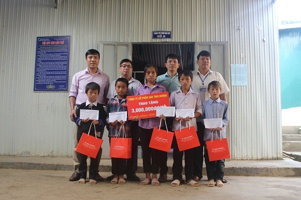 Tặng quà cho học sinh tại xã Chế Cu Nha, huyện Mù Cang Chải
