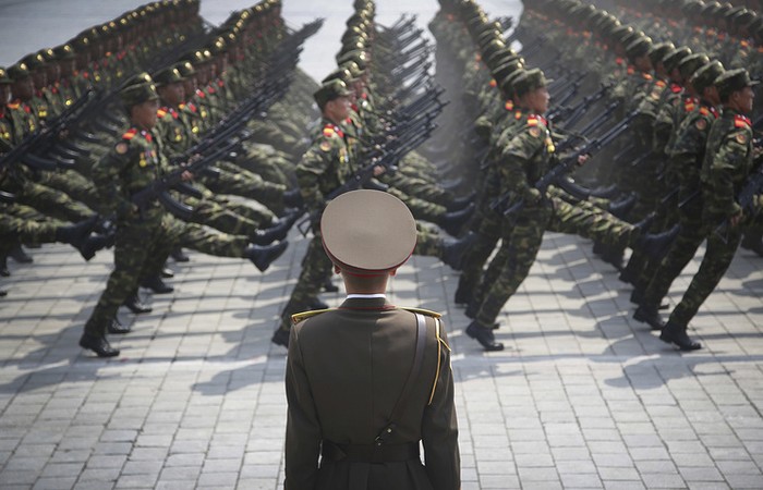 Quân đội Triều Tiên duyệt binh qua Quảng trường Kim Il Sung (Ảnh: Reuters)