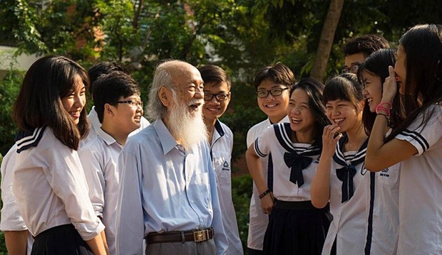 Thầy Văn Như Cương được nhiều thế hệ học sinh yêu mến. (Ảnh: Báo Nhân Dân)