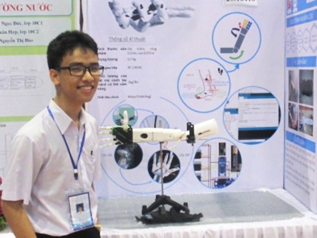 Em Phạm Huy (học lớp 11A3, Trường Trung học phổ thông Quảng Trị, Quảng Trị) với sản phẩm “cánh tay robot giúp người khuyết tật”. (Ảnh mih họa từ Báo Nhân Dân)
