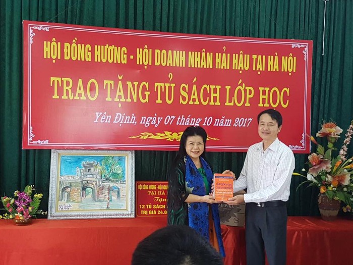 Họa sĩ Văn Dương Thành trao tặng sách cho Trường trung học cơ sở chất lượng cao Hải Hậu.