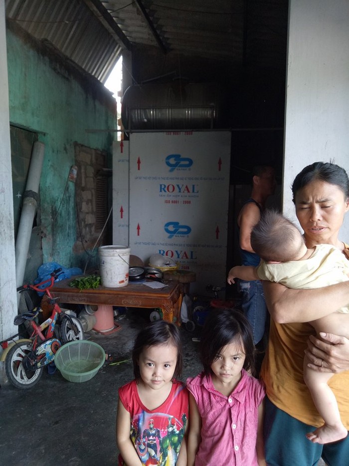 Chị Trịnh Thị Hường với đàn con nhỏ trong túp nhà lợp 24 tấm lợp xi măng cho gia đình 6 người ở. Ảnh: Văn Lê