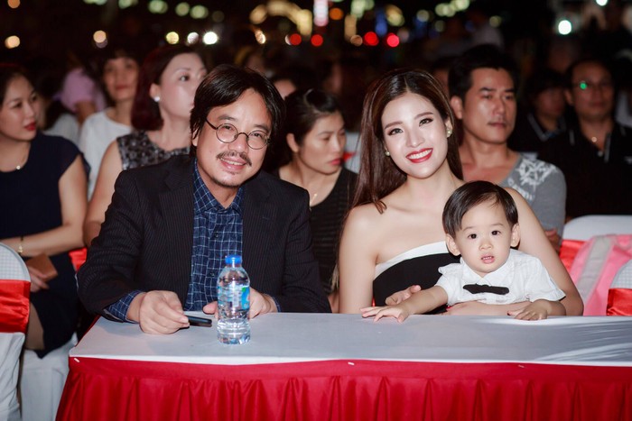 Đặc biệt, gala trao giải có sự góp mặt của 2 mẹ con Hoa hậu Đông Nam Á 2014 – Phan Hoàng Thu