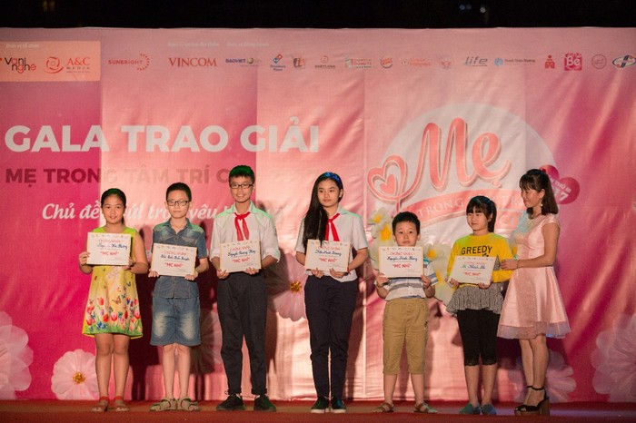 Các thí sinh nhận giấy chứng nhận tham gia cuộc thi “Tìm kiếm tài năng MC nhí”
