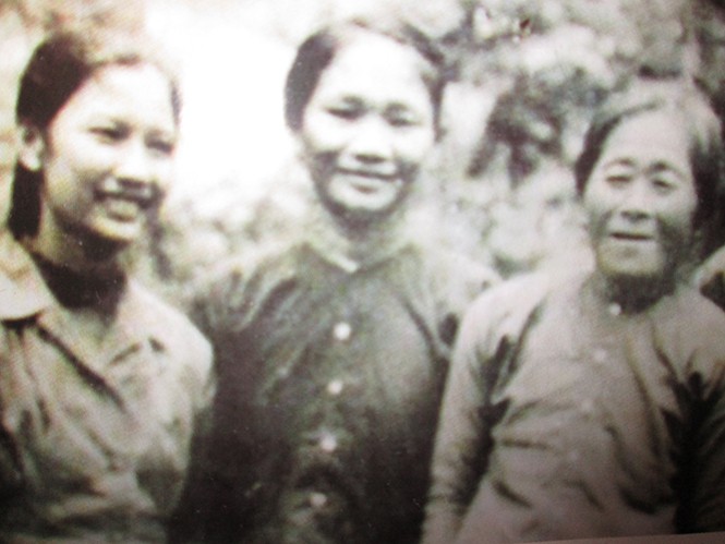 Ba nữ anh hùng bên dòng Nhật Lệ, từ trái sang: chị Trần Thị Lý, chị Nguyễn Thị Khíu, mẹ Suốt. (Ảnh: Tư liệu/Báo Quảng Bình)