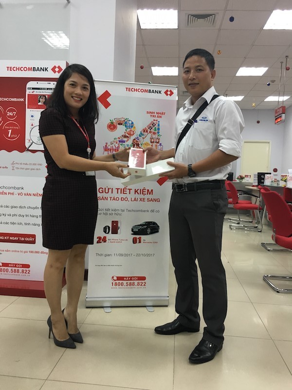 Anh Nguyễn Anh Đức là khách hàng may mắn nhận được giải thưởng đầu tiên của chương trình tại chi nhánh Techcombank Láng Hạ, Hà Nội