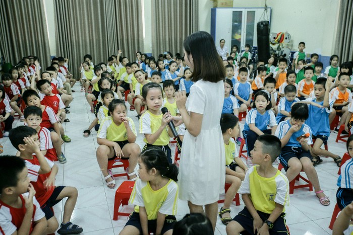 Các em nhỏ hào hứng giơ tay trả lời những câu hỏi thú vị về cách chăm sóc răng miệng