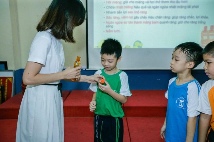 Các em được hướng dẫn cách chăm sóc răng miệng và thực hành ngay trên lớp