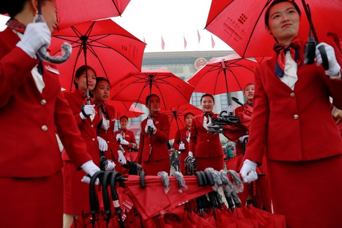 Lễ tân sắp xếp dù của đại biểu đến tham dự Đại hội Đảng Cộng sản Trung Quốc lần thứ 19. Ảnh: Reuters