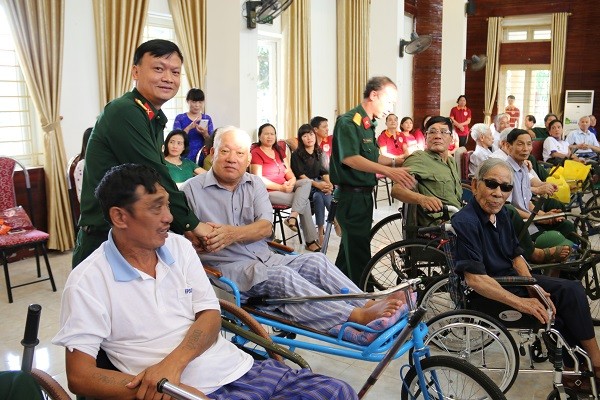 Cán bộ Hội cựu chiến binh Tập đoàn thăm hỏi, động viên thương, bệnh binh Trung tâm Điều dưỡng thương binh Thuận Thành