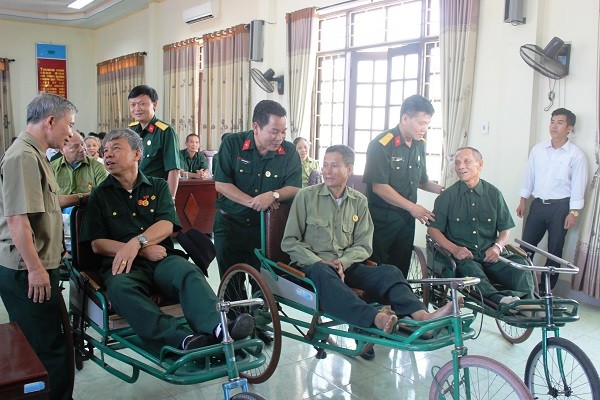 Hội Cựu Chiến binh Tập đoàn thăm các Thương bệnh binh của Trung tâm nuôi dưỡng người có công tỉnh Thái Bình