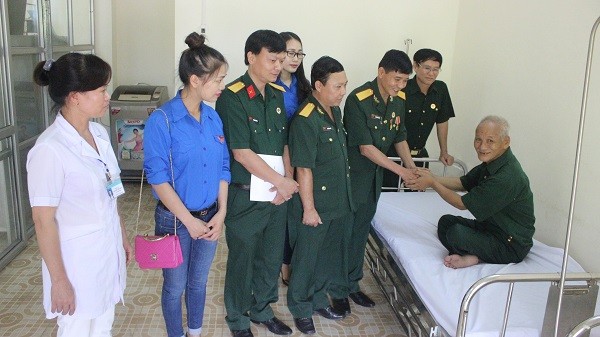 Hội Cựu Chiến binh Tập đoàn thăm thương binh Trần Tiến Hải (Trung tâm nuôi dưỡng thương binh Nho Quan).