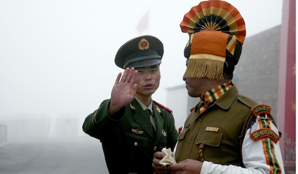 Binh sĩ Ấn Độ và Trung Quốc ở khu vực biên giới Doklam (Ảnh: Reuters)