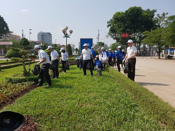 Ban tổ chức chương trình tổ chức nhặt rác làm sạch môi trường ở quảng trường Võ Nguyên Giáp (Thành phố Thái Nguyên)