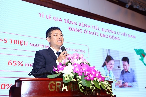 Bác sĩ Mai Thanh Việt – Gíam đốc Ngành hàng Sữa Bột Vinamilk giới thiệu sản phẩm dinh dưỡng cho bệnh nhân đái tháo đường