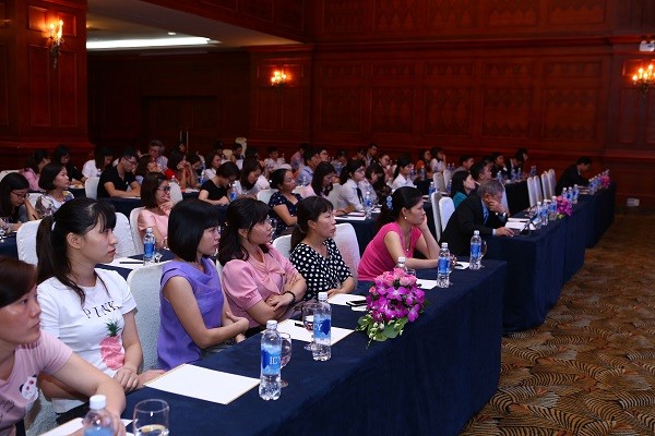 Hội nghị với sự tham dự của hơn 100 bác sĩ và nhân viên y tế tại Thành phố Hà Nội.