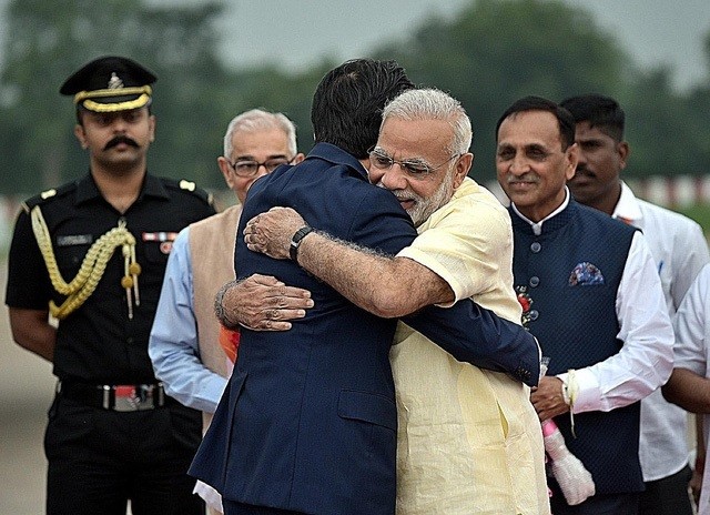 Cái ôm biểu tượng cho sự hợp tác bền chặt giữa Ấn Độ và Nhật Bản (Ảnh: Reuters)