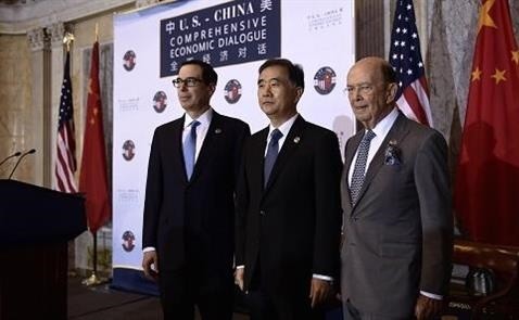Bộ trưởng Tài chính và Bộ trưởng Thương mại Mỹ chụp ảnh cùng Phó thủ tướng Trung Quốc Uông Dương (Ảnh: AP)
