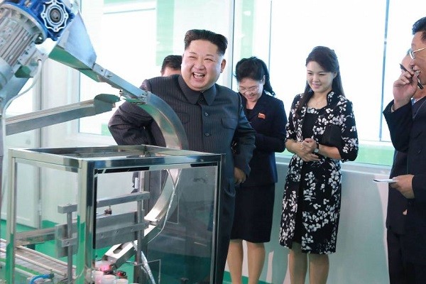 Nhà lãnh đạo Triều Tiên Kim Jong-un thăm một cơ sở sản xuất (Ảnh: Reuters)