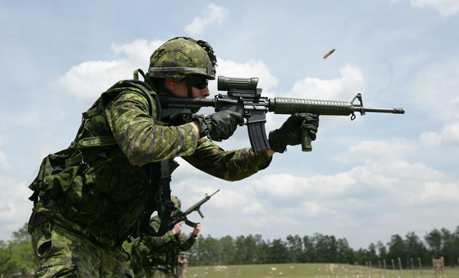 Binh sĩ NATO đang tiến hành huấn luyện (Ảnh: Reuters)