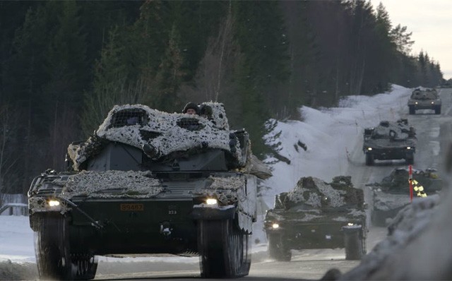 Lực lượng tăng - thiết giáp của NATO triển khai ở Ba Lan (Ảnh: Reuters)