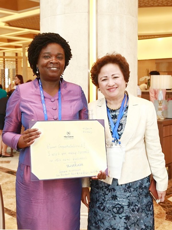 Bà Victoria Kwakwa và bà Nguyễn Thị Nga chụp ảnh sau khi ký lưu niệm.