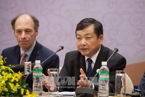 Ông Hoàng Văn Dũng, Chủ tịch ABAC 2017 (phải), chủ trì buổi họp báo. Ảnh: TTXVN