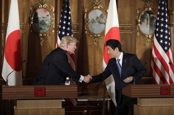 Cái bắt tay biểu thị sự hợp tác bền chặt giữa hai nhà lãnh đạo Mỹ - Nhật (Ảnh: Reuters)