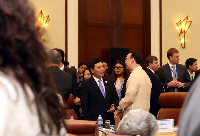 Phó Thủ tướng Phạm Bình Minh gặp gỡ các đoàn tham dự Hội nghị. Ảnh: VGP/Hải Minh