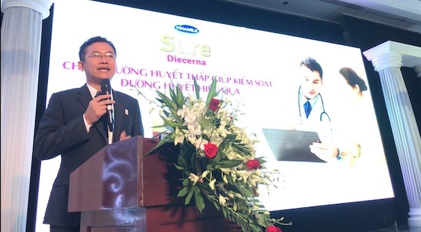 Bác sĩ Mai Thanh Việt – Giám đốc ngành hàng sữa bột Vinamilk giới thiệu sản phẩm dinh dưỡng cho bệnh nhân đái tháo đường.